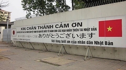 Tấm biểu ngữ phía trước Đại sứ quán Nhật Bản tại Hà Nội, nhằm bày tỏ sự biết ơn sự hỗ trợ của người dân Việt Nam và bạn bè quốc tế đối với Nhật Bản sau thảm họa kép động đất - sóng thần.