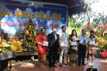 Tặng quà cho người Việt gốc Lào và sinh viên Lào tại Buôn Đôn (Đắk Lắk) nhân dịp tết cổ truyền Bunpimay