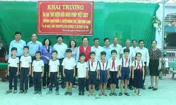 Hội Hữu nghị Việt-Pháp vận động hơn 80 triệu đồng hỗ trợ phòng đọc sách ở Vĩnh Long
