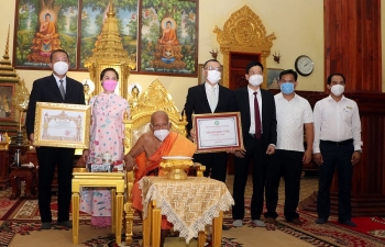 Trao tặng 500 triệu đồng cho chư tăng Phật giáo Campuchia và kiều bào tại Campuchia khó khăn do COVID-19