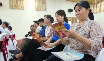 Đưa thông tin bầu cử đến với đồng bào vùng dân tộc thiểu số và miền núi Đưa thông tin bầu cử đến với đồng bào vùng dân tộc thiểu số và miền núi