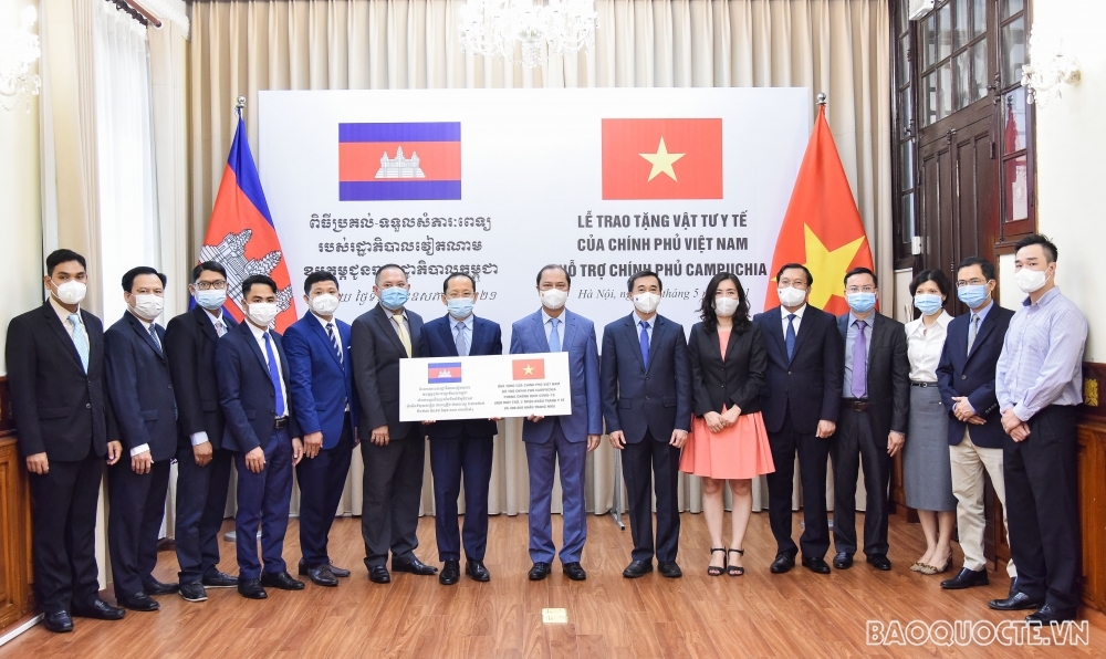 Chính phủ và nhân dân Việt Nam hỗ trợ vật tư y tế đợt 3 cho Campuchia chống dịch