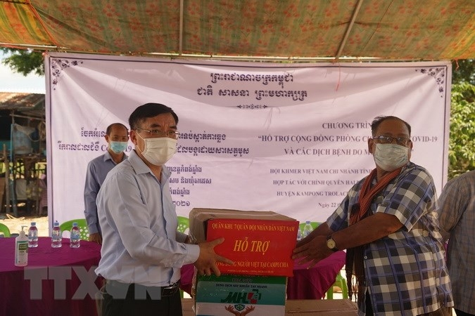 Hỗ trợ người Việt tại Kampong Chhnang (Campuchia) phòng chống COVID-19 và các bệnh do muỗi gây ra