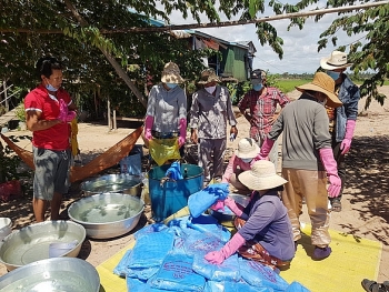 Hỗ trợ người Việt tại Kampong Chhnang (Campuchia) phòng chống COVID-19 và các bệnh do muỗi gây ra