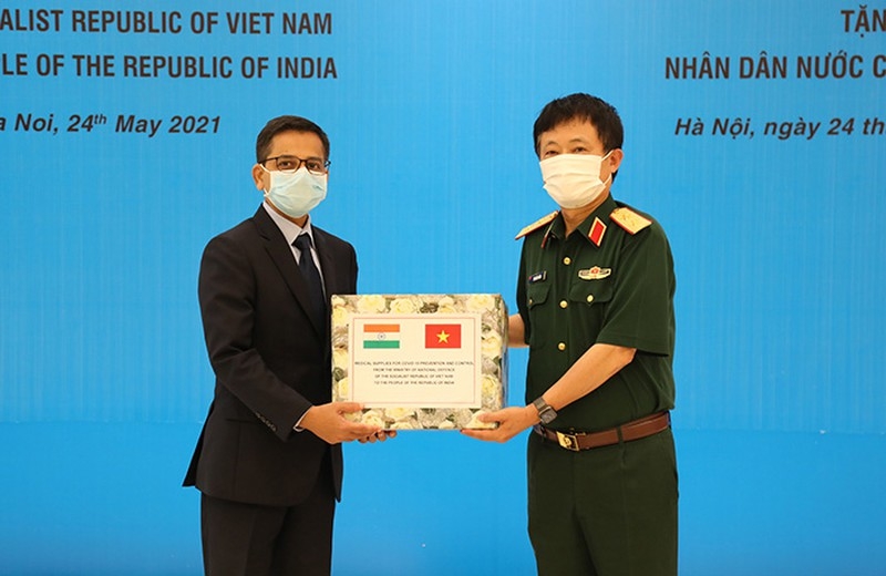 Bộ Quốc phòng Việt Nam trao tặng trang thiết bị phòng, chống dịch cho Ấn Độ