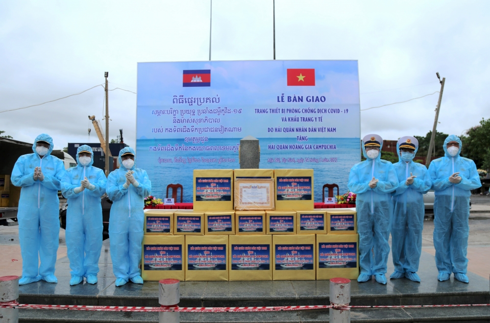 Bộ tư lệnh Hải quân Việt Nam tặng vật tư y tế phòng dịch cho Hải quân Hoàng gia Campuchia
