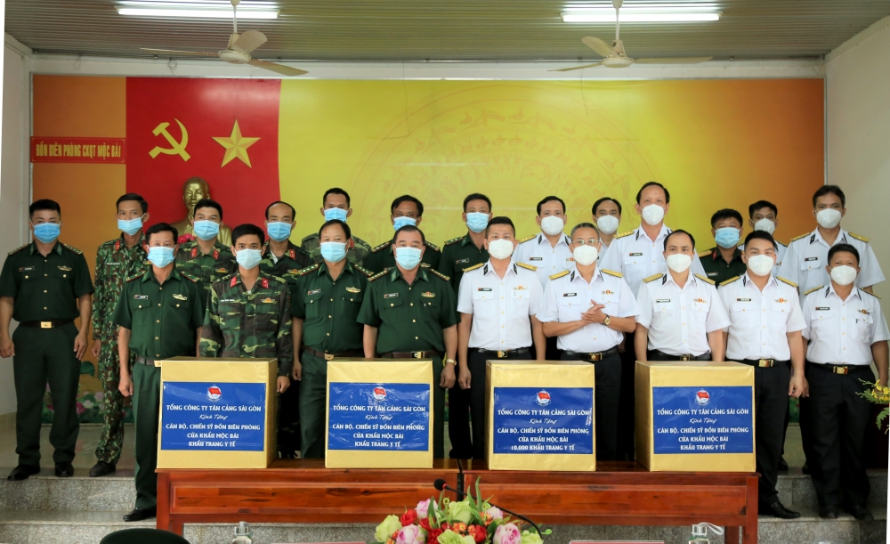 Bộ tư lệnh Hải quân Việt Nam tặng vật tư y tế phòng dịch cho Hải quân Hoàng gia Campuchia