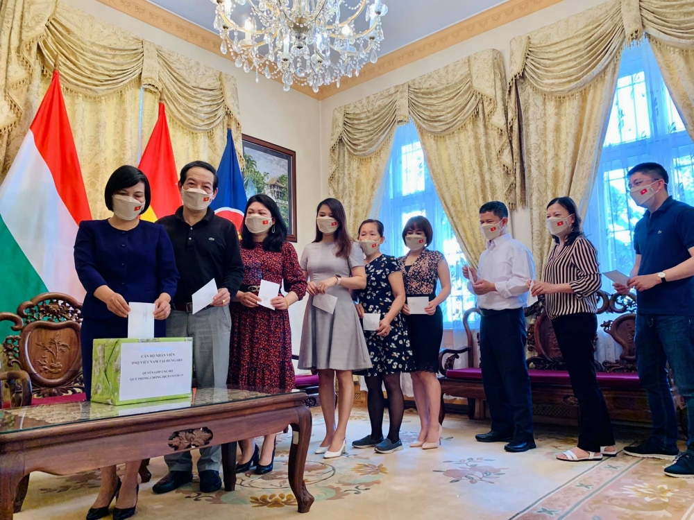 Đại sứ quán Việt Nam tại Hungary tổ chức quyên góp hỗ trợ công tác phòng, chống dịch COVID-19 trong nước.