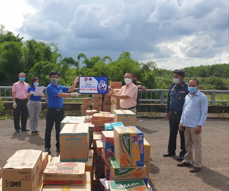 Tuổi trẻ Bình Phước hỗ trợ tỉnh Mondulkiri (Campuchia) chống COVID-19 Tuổi trẻ Bình Phước hỗ trợ tỉnh Mondulkiri (Campuchia) chống COVID-19