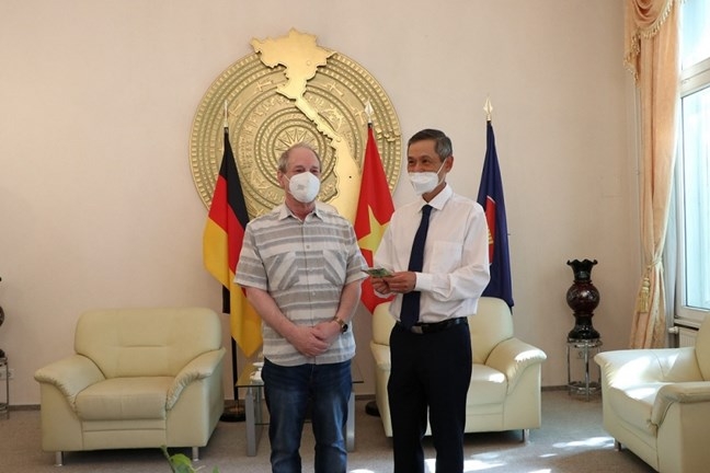 Đại sứ quán và cộng đồng người Việt ở nước ngoài tiếp tục ủng hộ quê hương phòng chống COVID-19