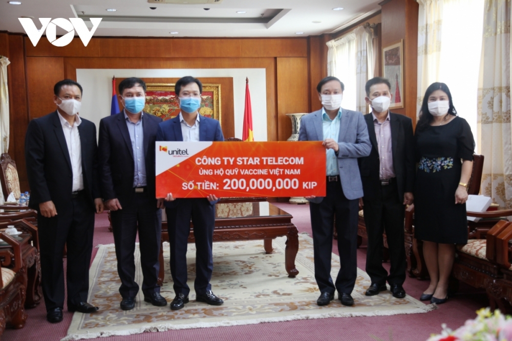 UNITEL (Lào) trao 200 triệu kip hỗ trợ Việt Nam chống dịch COVID-19