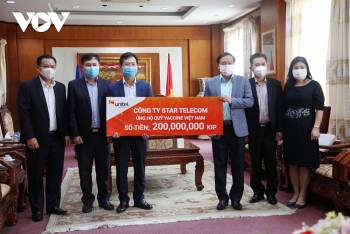 UNITEL (Lào) trao 200 triệu kip hỗ trợ Việt Nam chống dịch COVID-19