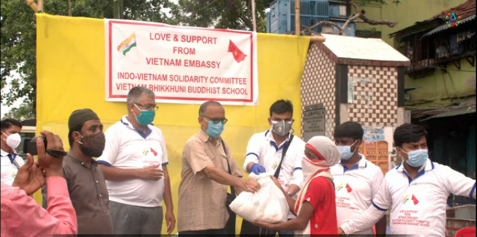Đại sứ quán Việt Nam trao tặng lương thực cho người nghèo Ấn Độ