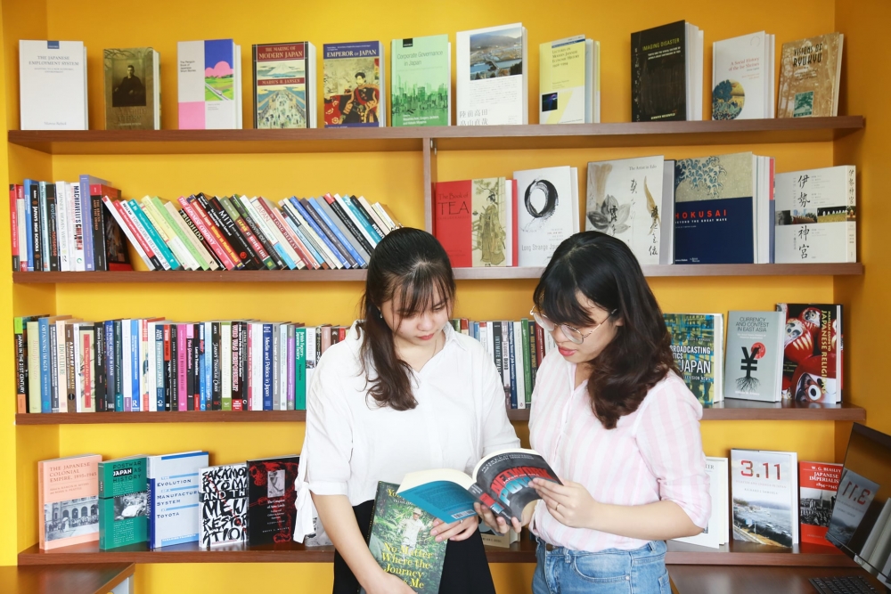 Quỹ Nippon trao tặng sách cho Trường Đại học Việt - Nhật