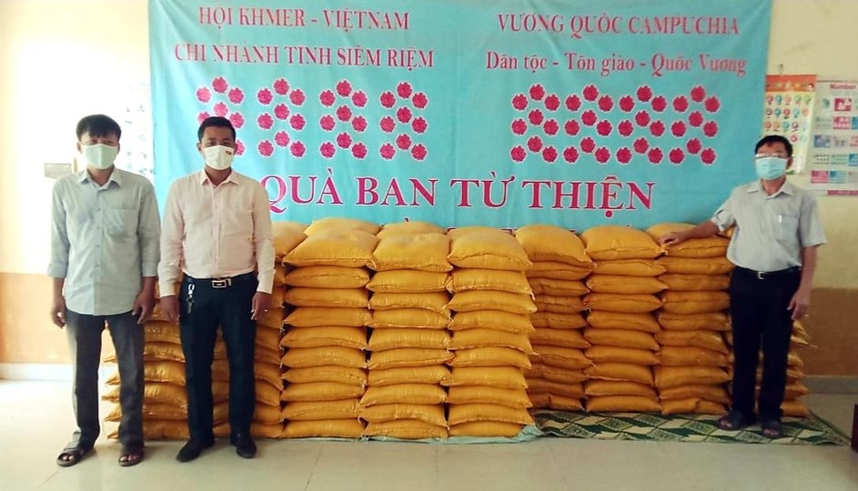 TP.HCM, Metfone hỗ trợ lương thực, tiền mặt cho bà con Việt kiều tại Campuchia