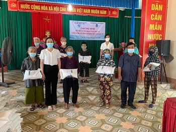 Đại sứ quán Bỉ tại Việt Nam tặng 10 tấn gạo cho phụ nữ, lao động tự do Hà Tĩnh
