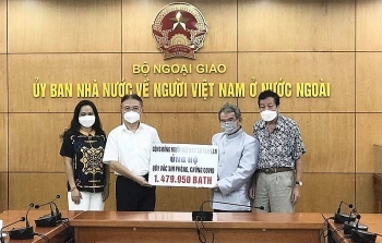 Tiếp nhận tiền hỗ trợ phòng, chống COVID-19 của cộng đồng người Việt tại Thái Lan