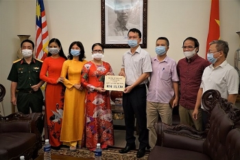 hoi phu nu viet nam tai malaysia ung ho quy vaccine phong chong covid 19