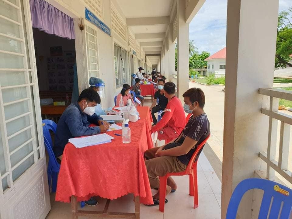 Tiêm vaccine ngừa COVID-19 cho 1100 bà con gốc Việt tại tỉnh Kanpong Chhnang (Campuchia)