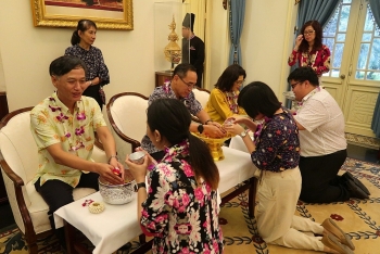 Sắc màu Songkran trên đất Việt