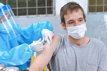 Tiêm vaccine ngừa COVID-19 cho hàng chục nghìn người nước ngoài tại TP.HCM