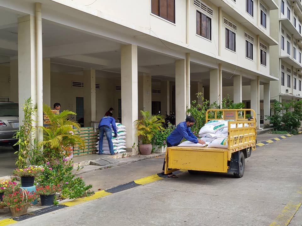 Hỗ trợ lương thực, vật tư y tế cho sinh viên Việt Nam đang học tại Đại học Hoàng gia Phnom Penh