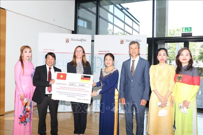 Cộng đồng người Việt tại Đức giúp đỡ người dân vùng lũ nước sở tại