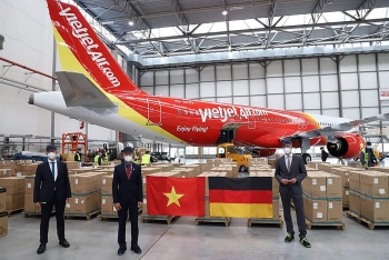 Đại sứ quán Việt Nam tại Đức tiếp nhận 10 tấn hàng viện trợ Việt Nam chống COVID-19 Đại sứ quán Việt Nam tại Đức tiếp nhận 10 tấn hàng viện trợ Việt Nam chống COVID-19