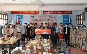 Hỗ trợ trang thiết bị, trao học bổng cho học sinh trường kiều bào tại Lào