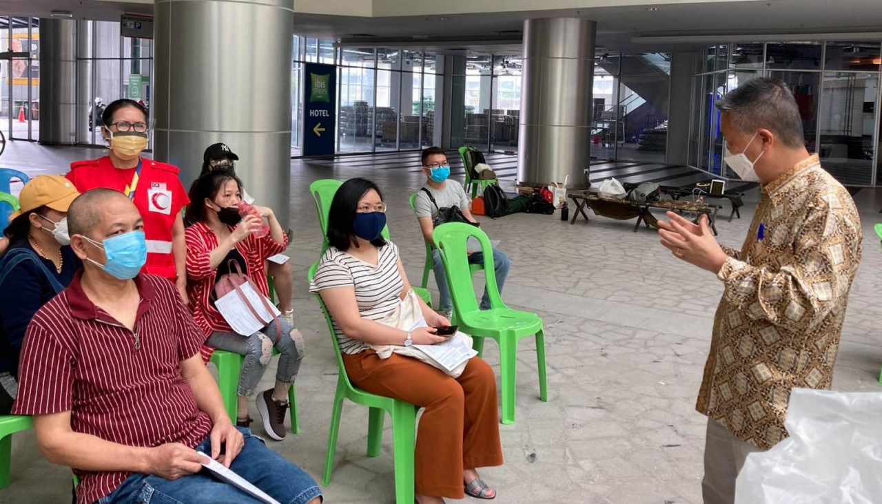 Tiêm vaccine ngừa COVID-19 cho 200 người lao động Việt Nam tại Malaysia