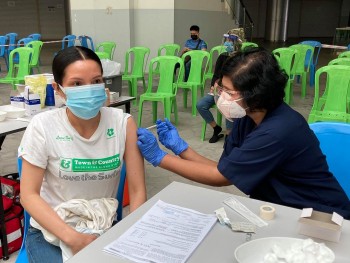 Tiêm vaccine ngừa COVID-19 cho 200 người lao động Việt Nam tại Malaysia
