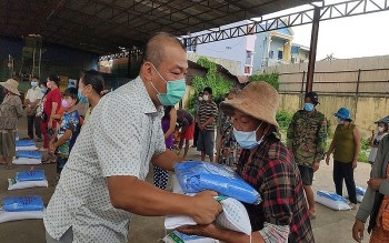 Tiếp tục hỗ trợ hơn 1000 bà con gốc Việt tại Phnom Penh gặp khó khăn