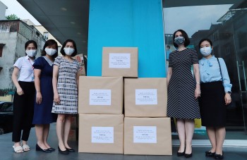 Đại sứ quán Nga tại Việt Nam tặng các tỉnh miền Nam 5 thùng đồ bảo hộ y tế và nhu yếu phẩm