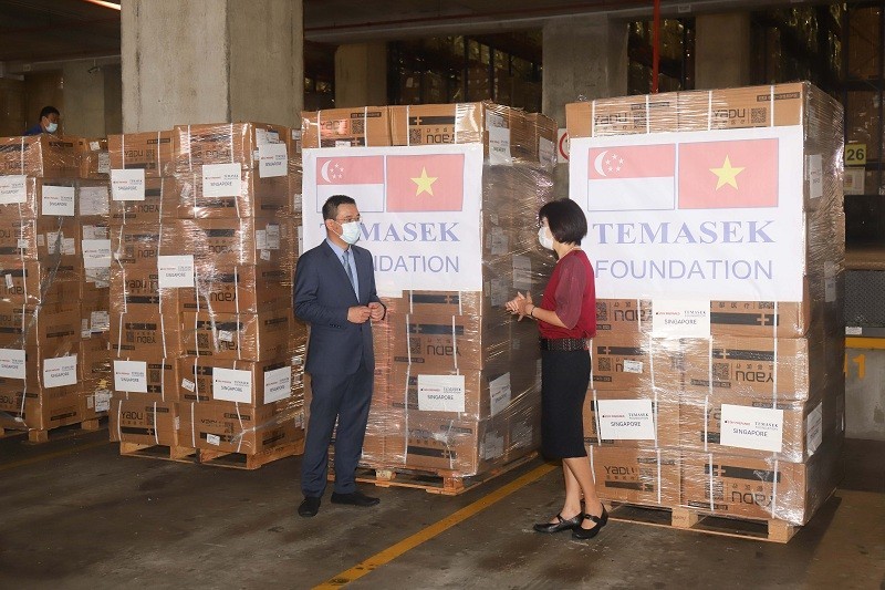 Quỹ Tamasek (Singapore) bàn giao 16 máy thở và các thiết bị y tế hỗ trợ Việt Nam chống dịch COVID-19
