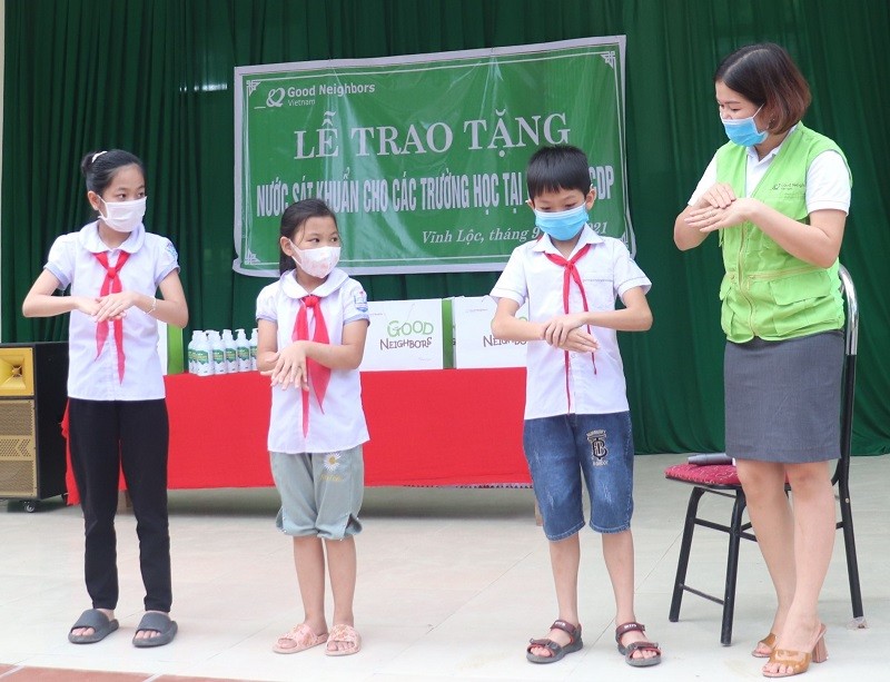 GNI hỗ trợ 1.000 chai nước sát khuẩn cho 19 trường học tại Vĩnh Lộc (Thanh Hóa)