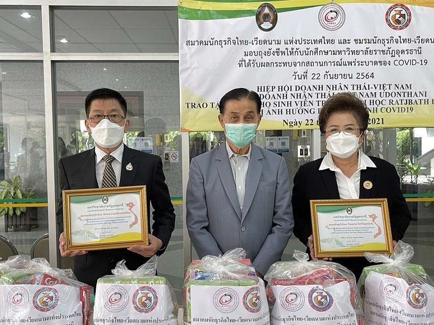 Trao quà và học bổng cho 60 sinh viên Thái Lan và Việt Nam tại Trường Đại học Hoàng gia Udon Thani