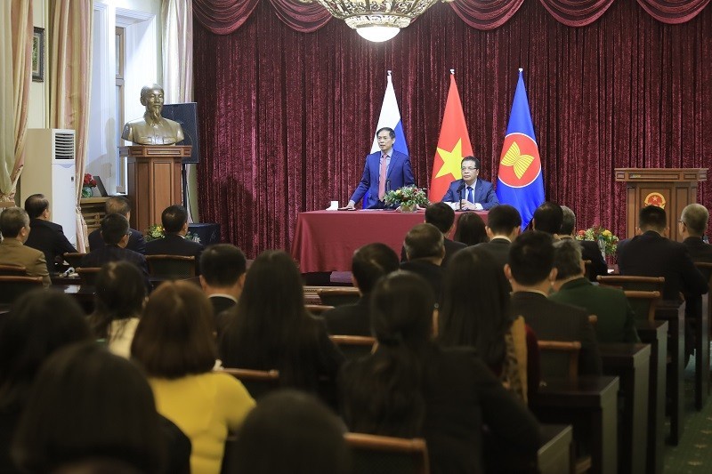 Trao tặng bằng khen của Thủ tướng cho ĐSQ Việt Nam và Chủ tịch Hội người Việt Nam tại Nga