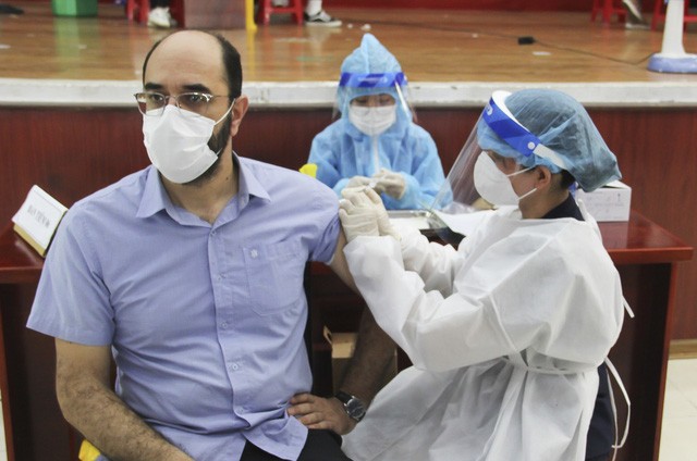 Đà Nẵng tiếp tục tiêm vaccine phòng COVID-19 cho hơn 3000 người nước ngoài