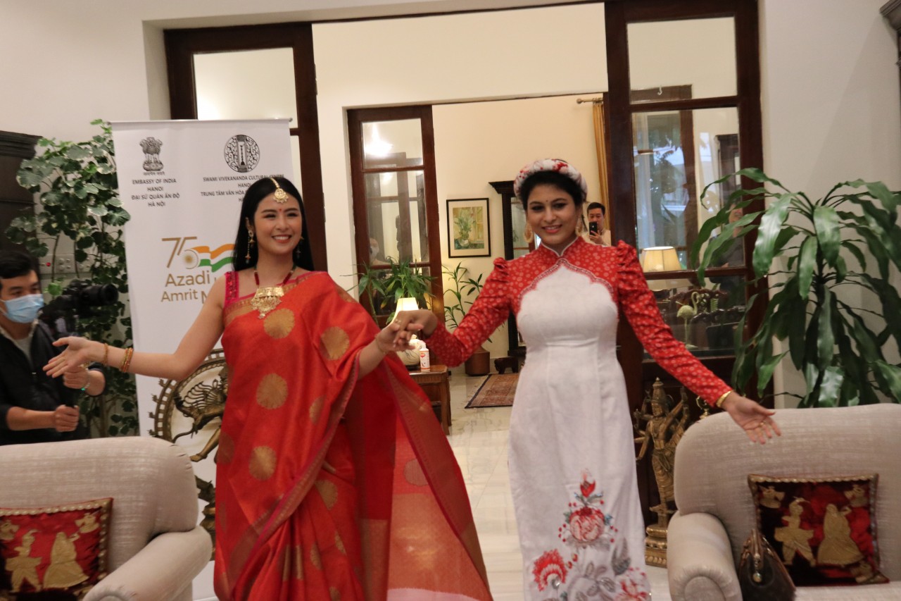 Trang phục truyền thống hai nước Việt Nam-Ấn Độ góp phần tăng cường tình hữu, sự hiểu biết lẫn nhau giữa nhân dân hai nước