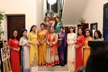 Tăng cường tình hữu nghị, hiểu biết văn hóa qua trang phục truyền thống phụ nữ Việt Nam-Ấn Độ