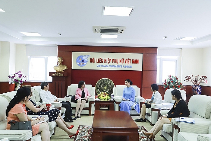 Đại sứ Cuba tại Việt Nam nhận kỷ niệm chương “Vì sự phát triển của phụ nữ Việt Nam”