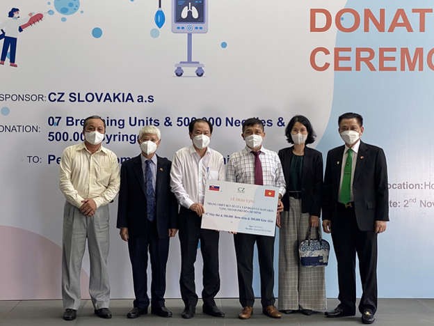 CZ Slovakia a.s tặng thiết bị y tế trị giá 200.000 USD hỗ trợ TP.HCM phòng, chống dịch COVID-19