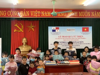 HAUFO, Đại sứ quán Panama tại Việt Nam tặng áo ấm cho các em nhỏ Làng trẻ em Birla Hà Nội