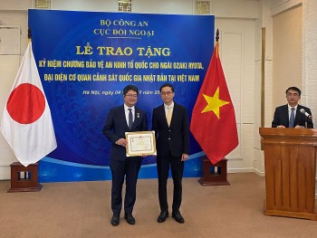Trao tặng Kỷ niệm chương “Bảo vệ an ninh Tổ quốc” cho Bí thư thứ Nhất - Đại sứ quán Nhật Bản tại Việt Nam