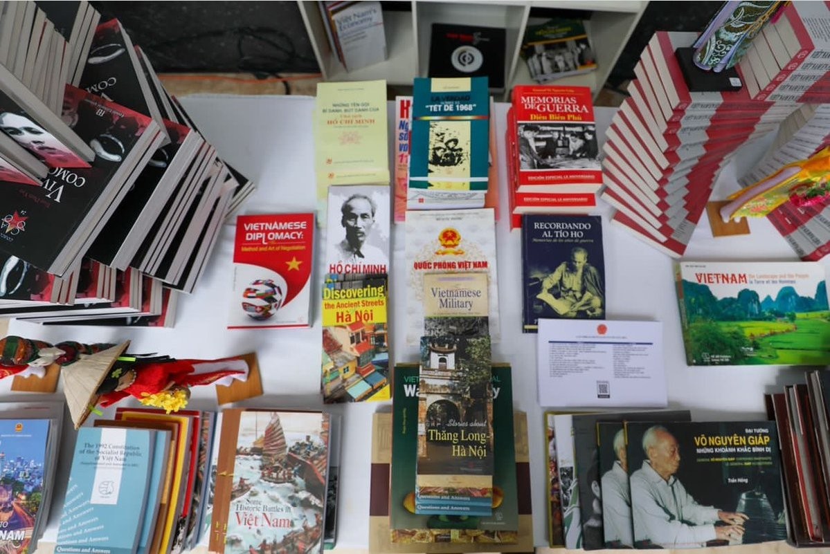 Giới thiệu lịch sử, bản sắc văn hóa Việt Nam đến bạn bè Venezuela tại hội chợ sách quốc tế
