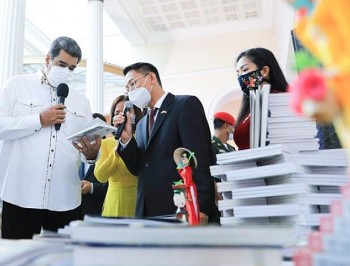 Giới thiệu lịch sử, bản sắc văn hóa Việt Nam đến bạn bè Venezuela tại hội chợ sách quốc tế