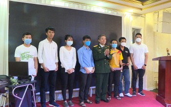 Hội hữu nghị Việt Nam - Campuchia tỉnh Thái Bình trao quà cho sinh viên Campuchia