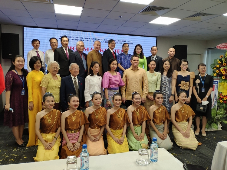 Trao tặng 15 triệu đồng cho học sinh khó khăn nhân kỷ niệm 93 năm Quốc khánh Thái Lan