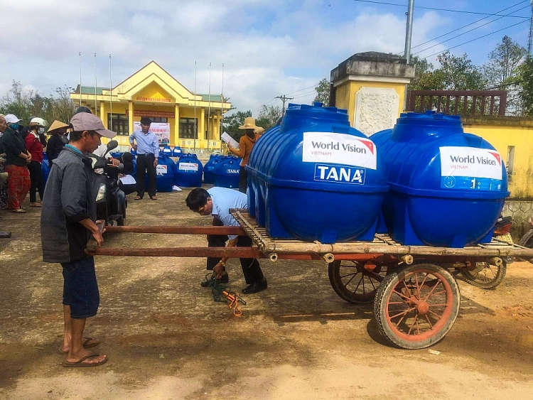 Tổ chức Cứu trợ Trẻ em và Tầm nhìn Thế giới chung tay hỗ trợ 12.889 hộ gia đình phục hồi sau lũ lụt Tổ chức Cứu trợ Trẻ em và Tầm nhìn Thế giới chung tay hỗ trợ 12.889 hộ gia đình phục hồi sau lũ lụt