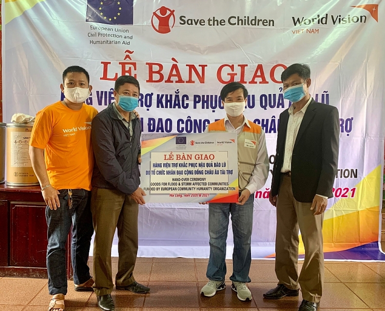 Tổ chức Cứu trợ Trẻ em và Tầm nhìn Thế giới chung tay hỗ trợ 12.889 hộ gia đình phục hồi sau lũ lụt Tổ chức Cứu trợ Trẻ em và Tầm nhìn Thế giới chung tay hỗ trợ 12.889 hộ gia đình phục hồi sau lũ lụt
